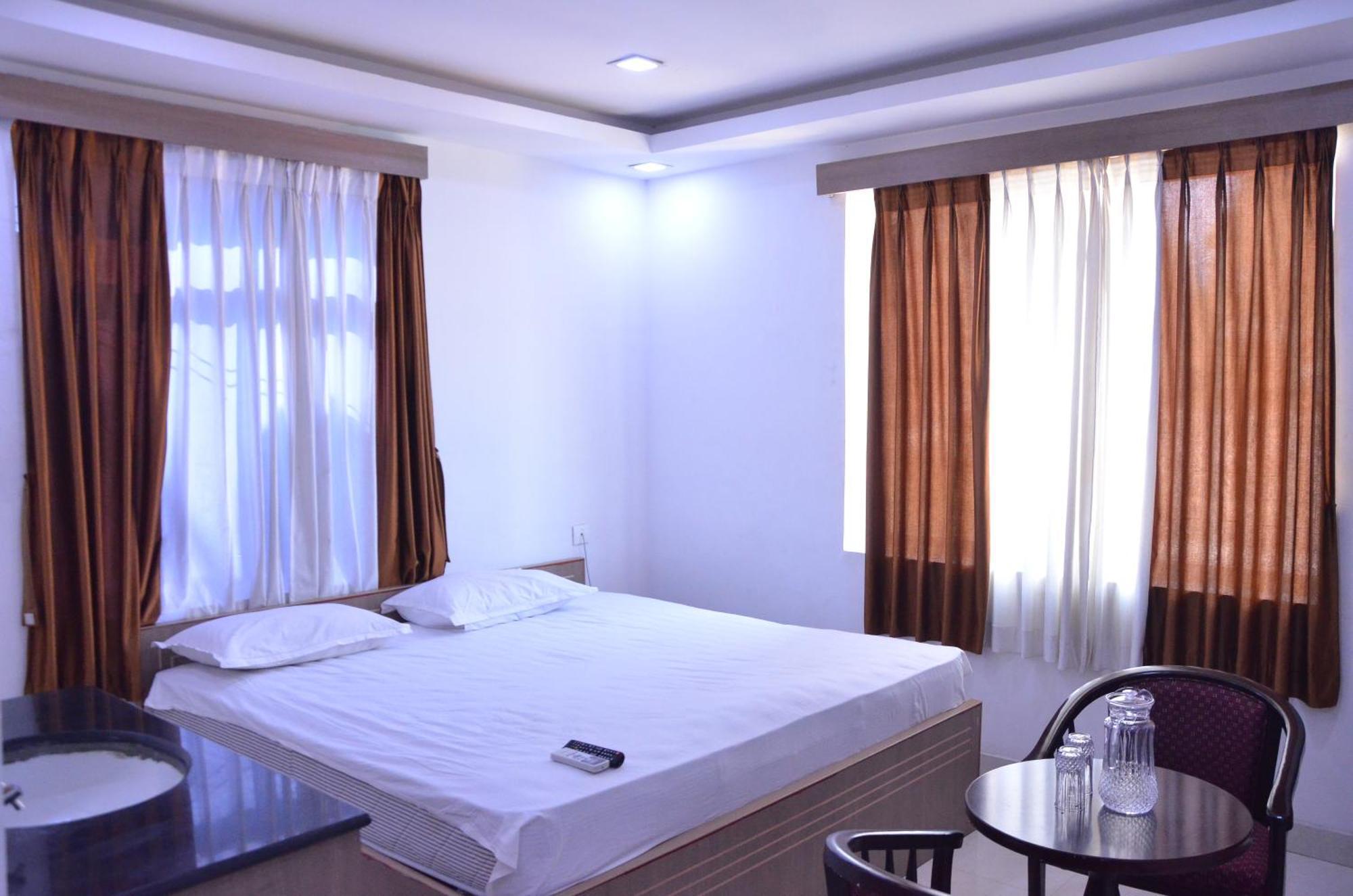 Golden Grand By Xury Hotels Thiruchendur Bagian luar foto
